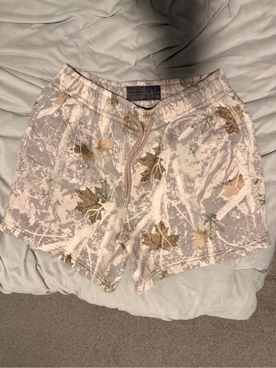 Abercrombie & Fitch Other - Abercrombie & Fitch Light Gray Leaf-Print Athletic Shorts